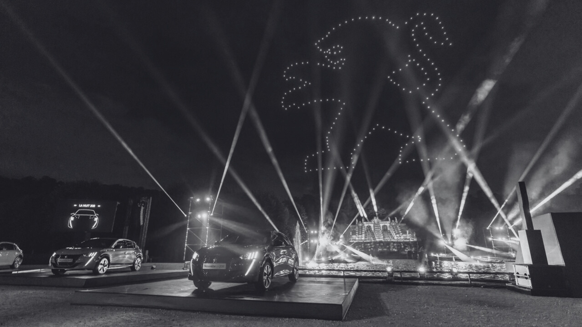 Lancement automobile avec spectacle de drones